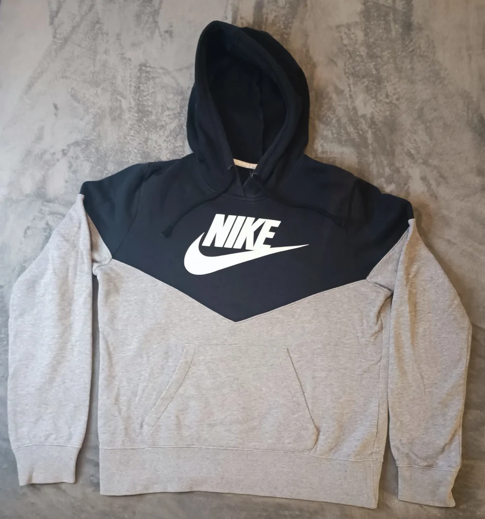 Sweat pull à capuche Nike taille M bon état coloris gris et noir